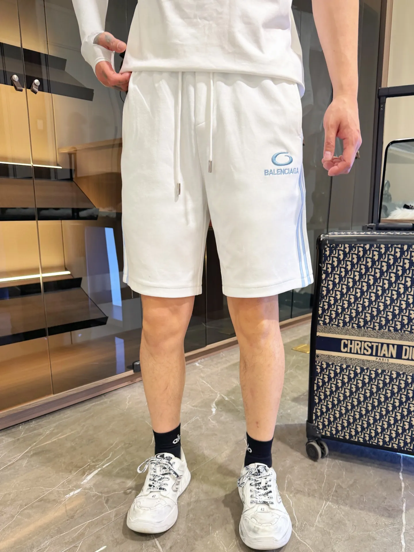 Balenciaga's three-standard complete 2026 summer New Arrival men's casual shorts, advanced custom-made Breathable fabric, Breathable fabric, extremely stretchy and comfortable, impeccable details, top-grade accessories, original logo design concept, delicate and soft feel! The upper body fit is awesome! Size: M-XXXL Please state your height and weight when ordering